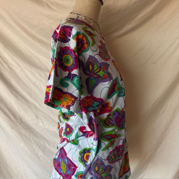 Cute Vintage White top with cute design - Picture 3 of 5